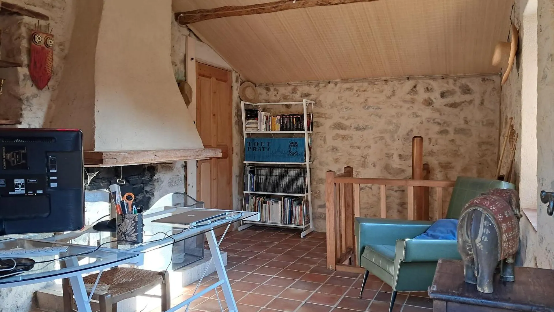 Bastidon Provencal Off-Grid Apartment Salernes